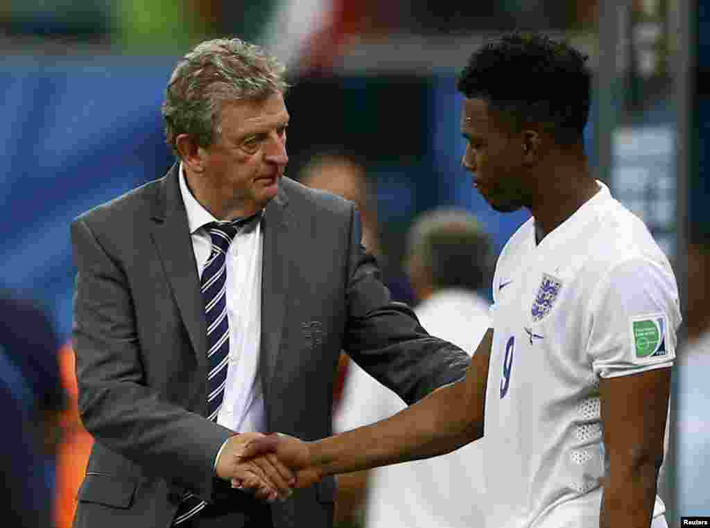 İngilətərənin məşqçisi Roy Hodgson oyundan sonra&nbsp;Daniel Sturridge-nın əlini sıxır.&nbsp;