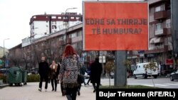 Billbord në Prishtinë në kujtim të grave të vrara nga burrat. 