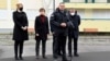 Aleksandar Vulin, šef policije Srbije, govori ispred sedišta policije u Novom Sadu 15. aprila 2021. Iza njega stoji (druga s leva) Ana Brnabić, predsednica Vlade Srbije. 