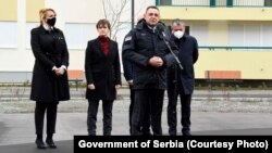 Aleksandar Vulin, šef policije Srbije, govori ispred sedišta policije u Novom Sadu 15. aprila 2021. Iza njega stoji (druga s leva) Ana Brnabić, predsednica Vlade Srbije. 