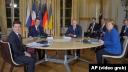 Ukrainanyň prezidenti Wolodymyr Zelenskiý (çepden saga), Fransiýanyň prezidenti Emmanuel Makron, Russiýanyň prezidenti Wladimir Putin we Germaniýanyň kansleri Angela Merkel. Pariž. 9-njy dekabr, 2019 ý.