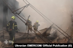 Спасатели на месте пожара после удара по Киеву 11 июля