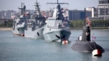Военные корабли ЧФ России во время празднования Дня Военно-морского флота РФ в Новороссийске, 31 июля 2022 года. (Фото AP)