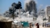 Palestinezët duke ikur pas një ndërtesë goditet nga një sulm ajror izraelit në Qytetin e Gazës më 5 shtator 2025. 
