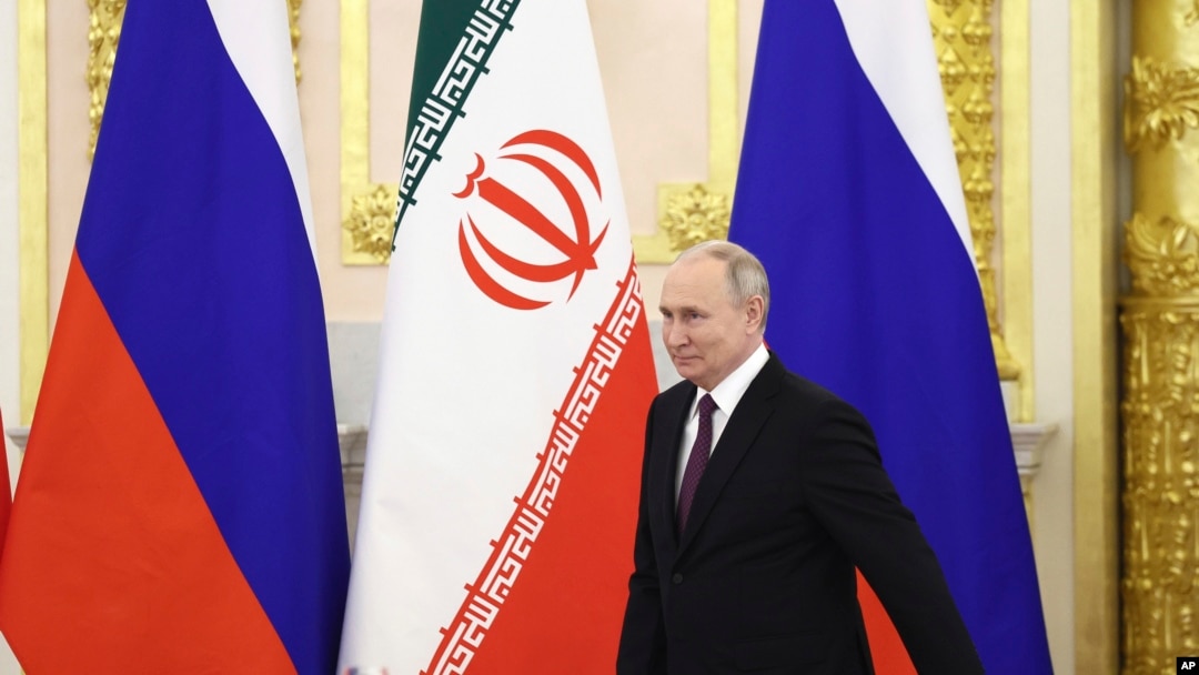 Владимир Путин во время встречи с предыдущим президентом Ирана Ибрахимом Раиси, погибшим позднее в авиакатастрофе. Кремль, 7 декабря 2023 года