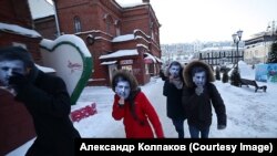 Перформанс провели в ответ на высказывания Путина о «десятках Саакашвили, которые бегают площадями»