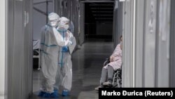 Medicinski radnici u privremenoj COVID bolnici u Štark areni u Beogradu, april 2021