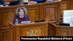 Deputata PAS, Liliana Nicolaescu-Onofrei, președinta comisiei parlamentare pentru mass media, prezentând de la tribuna parlamentului, pe 11 iunie, proiectul noii legi privind mass-media