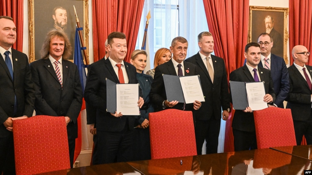 آندری بابیش، نخست‌وزیر میلیاردر جمهوری چک، (نفر چهارم از چپ) و اُتو کلِمپیژ، وزیر فرهنگ جمهوری چک، (نفر آخر) به همکاری با پلیس مخفی کمونیستی متهم بوده‌اند