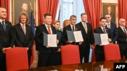 آندری بابیش، نخست‌وزیر میلیاردر جمهوری چک، (نفر چهارم از چپ) و اُتو کلِمپیژ، وزیر فرهنگ جمهوری چک، (نفر آخر) به همکاری با پلیس مخفی کمونیستی متهم بوده‌اند