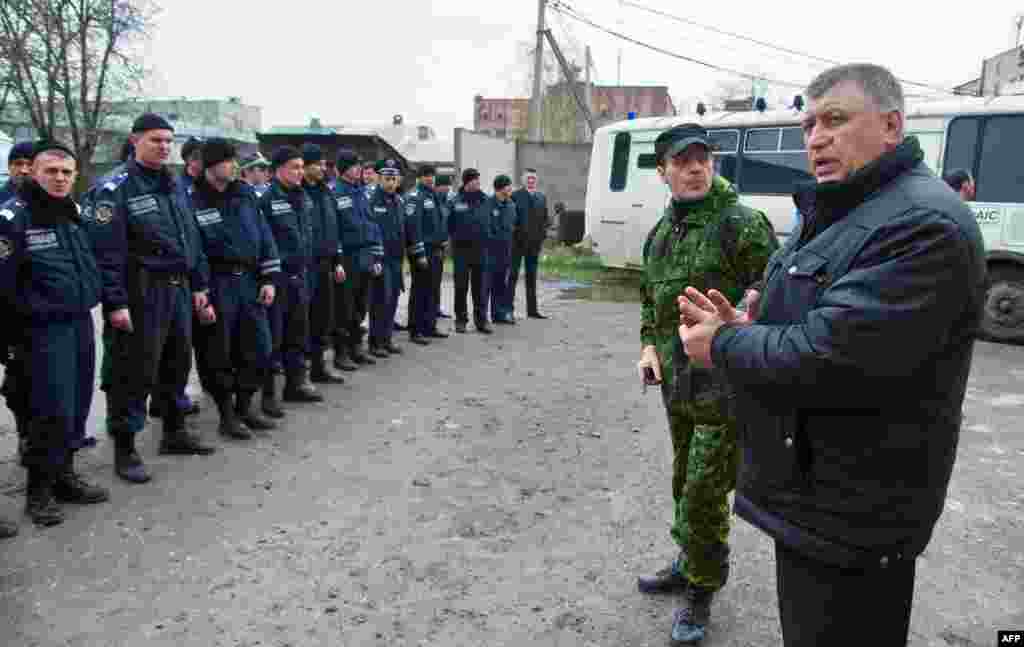 У зеленій формі чоловік, який керував захопленням відділення міліції у Горлівці і представився підполковником армії Росії. Більше про це тут.