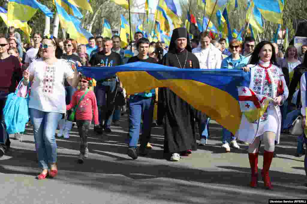 Понад тисячу краматорців узяли участь у патріотичній акції &laquo;Краматорськ &ndash; це Україна&raquo;.&nbsp;Учасники заходу зібралися біля пам&#39;ятника на вулиці Парковій &ndash; на тому самому місці, куди цього дня два роки тому, у 2014-му, патріоти у вже захопленому бойовиками місті прийшли висловити підтримку цілісності та єдності України. Краматорськ, 18 квітня 2016 року