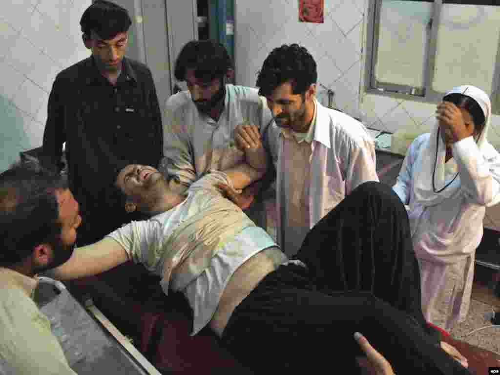 Pakistan - Ranjeni policajac - 17 policajaca je ubijeno u terorističkom napadu u Torkhamu, u Pakistanu, blizu granice sa Afganistanom. 