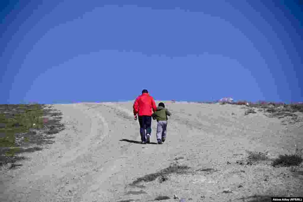 Vulkan dağına tez-tez bura ilə maraqlanan adamlar da gəlirlər.