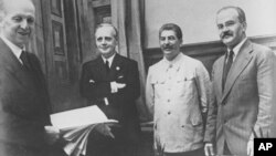 De la sânga la dreapta - Friedrich Gaus, Joachim von Ribbentrop, Stalin și Viaceslav Molotov . Kremlin, 23 august 1939