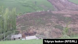 29-апрелде эртең менен Оштун Өзгөн районундагы Аюу айылында жер көчкү жүрүп, жети үйдү басып калган.