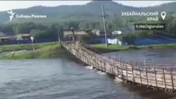 В Сибири подвесной мост обрушился в реку под тяжестью грузовика