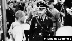 Рейхсфюрер СС Генрих Гиммлер посещает концлагерь Дахау, 1936 год