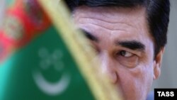  Türkmen prezidenti Gurbanguly Berdimuhamedow.