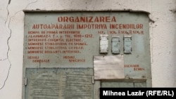 Panou cu „Organizarea autoapărării împotriva incendiilor” într-una din clădirile fostului combinat chimic „Victoria”. Foto: Mihnea Lazăr