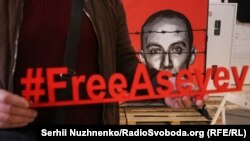 У книжці «В Ізоляції» зібрані есе Станіслава Асєєва (Васіна) про життя окупованих територій Донбасу