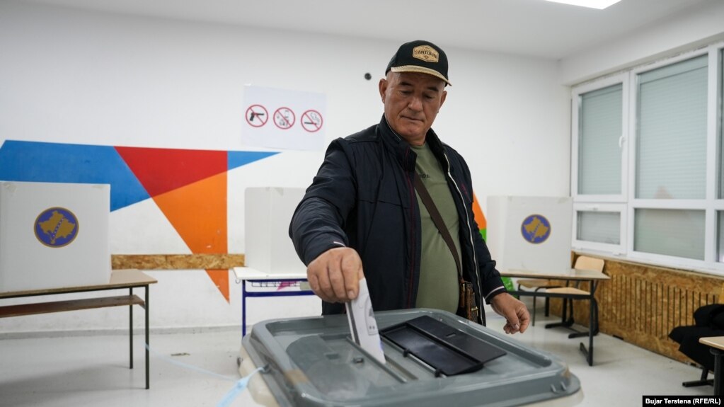 Një burrë voton në garën për kryetarin e Prishtinës, 9 nëntor 2025.