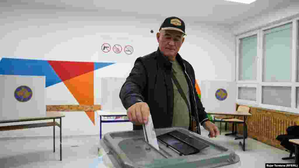 Muškarac glasa u izbornoj trci za gradonačelnika Prištine, 9. novembra 2025.