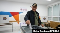 Një burrë duke votuar në balotazhin për kryetar të Prishtinës.
