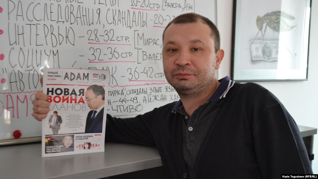 ADAM журналынын редактору Аян Шерипбаев басылманын алгачкы санын кармап турат. Алматы, 13-март, 2015. 