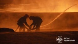 Украински пожарникари гасят пламъци след руската атака срещу пристанището в Одеса, 11 март 2025 г.