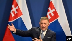 Liderul de la Bratislava, Robert Fico, a încercat fără succes să-i convingă pe liderii de la Kiev, Moscova și Bruxelles să permită Gazprom să trimită în continuare gaze prin conductele din Ucraina. Contractul Gazprom-Ucraina expiră la 1 ianuarie și nu va fi înnoit.