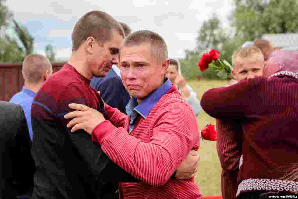 Пасьля да віншаваньняў далучаюцца родныя і сябры.