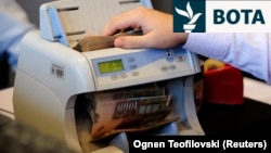 Një punëtor në një bankë në Shkup numëron kartëmonedha prej 1 mijë denarësh. Fotografi ilustruese nga arkivi.
