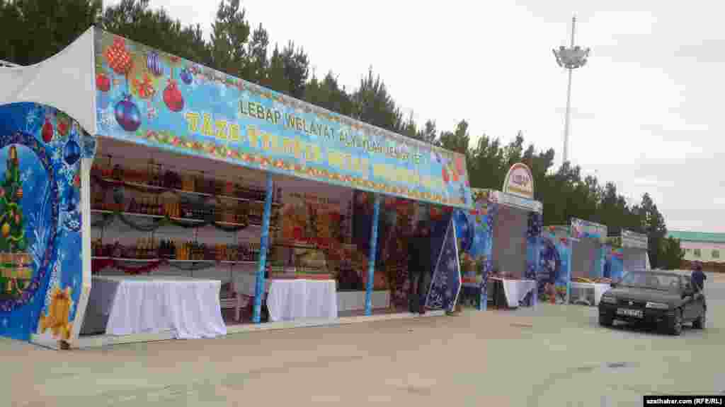 Перед новогодними праздниками в центре Ашхабада установили продуктовые палатки 