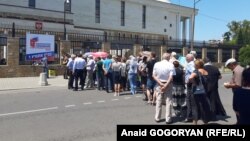 Жители Абхазии голосуют по поправкам в Конституцию России
