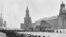 Люди в очереди в мавзолей Ленина на Красной площади в Москве, март 1960