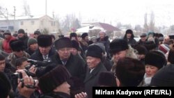 Митингге чыккандардын талаптарын өкмөттүн облустагы өкүлү Аманбай Кайыпов угуп, талаптардын баарын өкмөт башчыга жеткирүүгө убада кылды. 