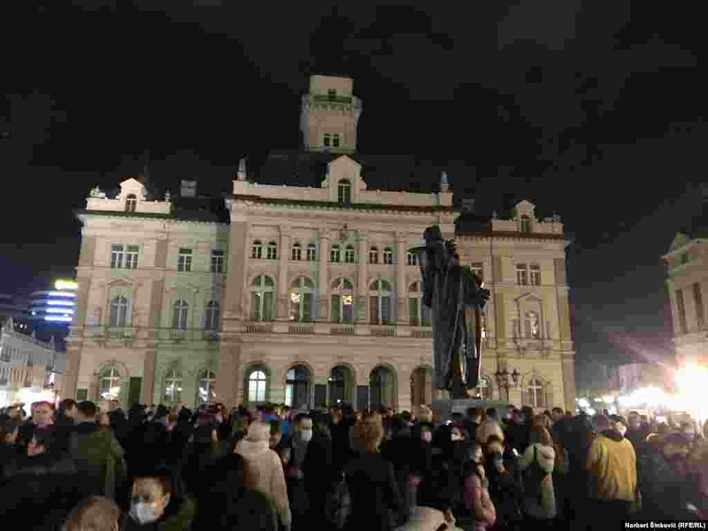 Građani se okupljaju na Trgu slobode u centru Novog Sada.Ukrasna javna rasveta je ugašena na Gradskoj kući a zastave su spustene na pola koplja.