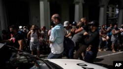 به‌رغم حضور سنگین پلیس در مرکز شهر هاوانا، هزاران نفر از مردم این شهر دست به تجمع اعتراضی زدند