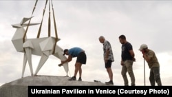 Скульптура Жанни Кадирової «Олень» під час евакуації з Покровська у серпні 2024 року