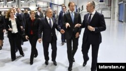 Рөстәм Миңнеханов һәм Денис Мантуров Danaflex заводы ачылышында, уңда Danaflex җитәкчесе Айрат Бәширов