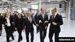 Рөстәм Миңнеханов һәм Денис Мантуров Danaflex заводы ачылышында, уңда Danaflex җитәкчесе Айрат Бәширов