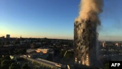 Пожар в 27-этажном жилом комплексе Grenfell Tower в западной части Лондона. 14 июня 2017 года.