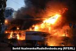 Горять наземні споруди метро Лук'янівська у Києві внаслідок російської атаки. Київ, 24 травня 2026 року