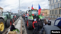 Sute de agricultori cehi protestează pentru prima dată cu tractoarele pe străzile din Praga, împotriva creșterii prețurilor, birocrației, a produselor ieftine din Ucraina și a politicii „verzi” a UE, luni 19 februarie 2024.