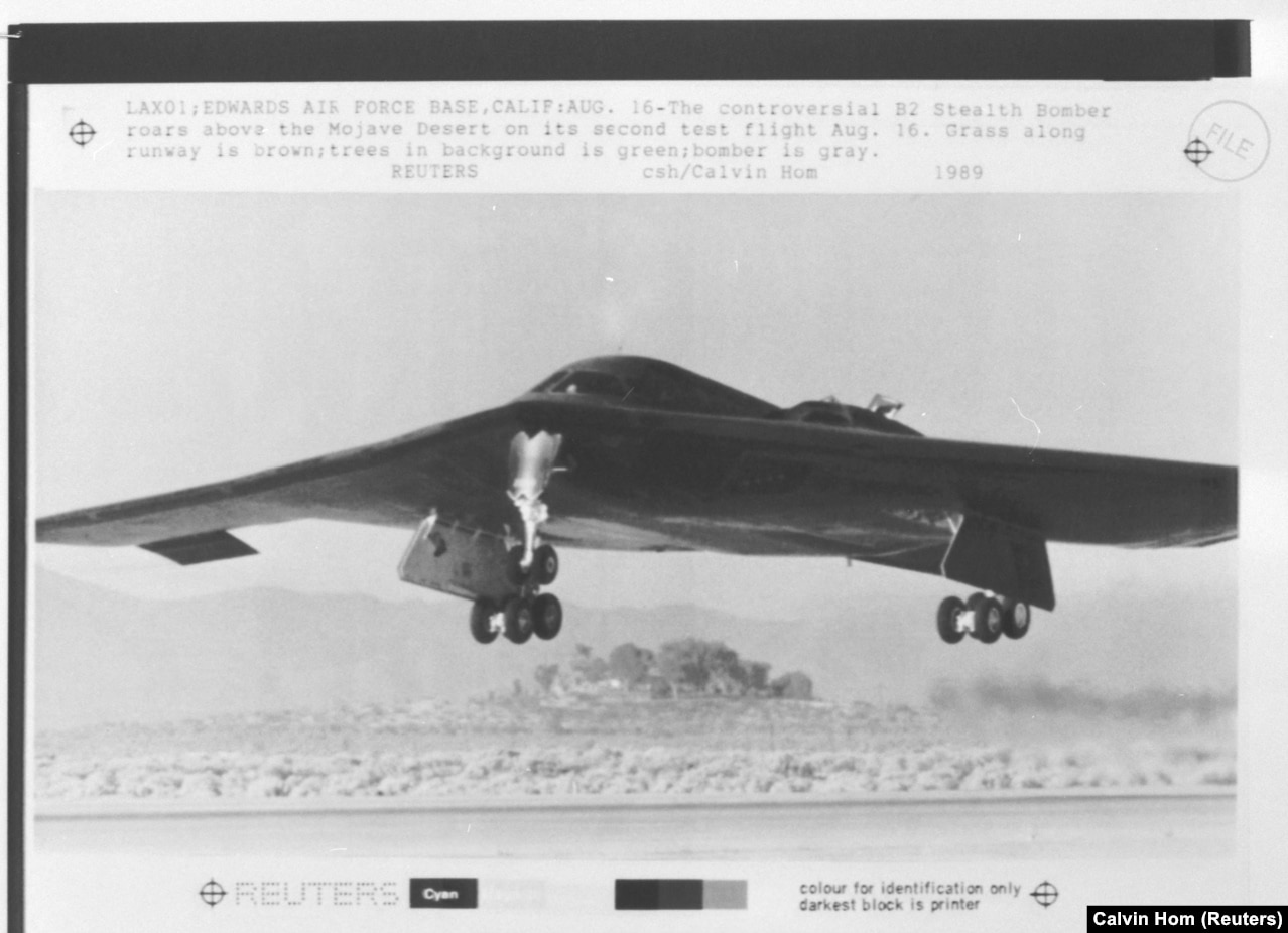 Bombarduesi B-2 duke fluturuar mbi shkretëtirën Mojave, gjatë testimit të dytë të këtij aeroplani në gusht të vitit 1989.