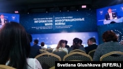 В зале секции «Об информационных войнах», организованной в рамках Евразийского медиафорума. Астана, 21 апреля 2016 года.