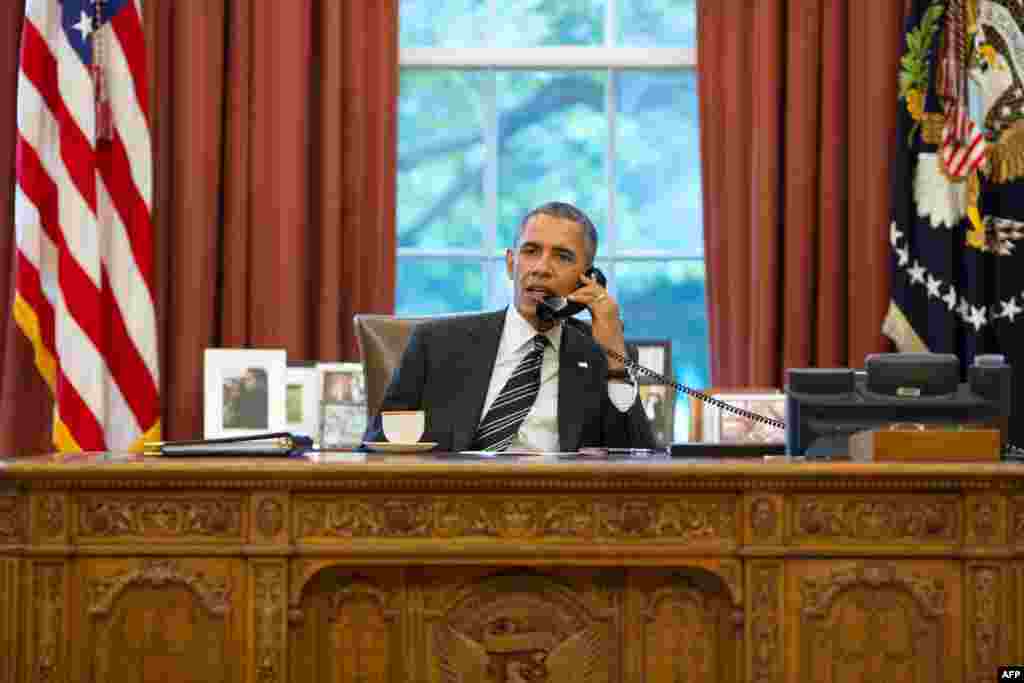 This official White House photograph released on September 27 shows President Barack Obama talking with Iranian President Hassan Rohani during a phone call in the Oval Office. It was the the first direct contact between presidents from the two countries in more than 30 years.(AFP/Pete Souza)