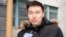 Заңгер Әнуар Әбдірейімов «СНПС-Ақтөбемұнайгаз» компаниясымен сот процесінде талапкер Серікқали Әбдірейімовтың мүддесін қорғайды. Ақтөбе, сәуір, 2009 ж.