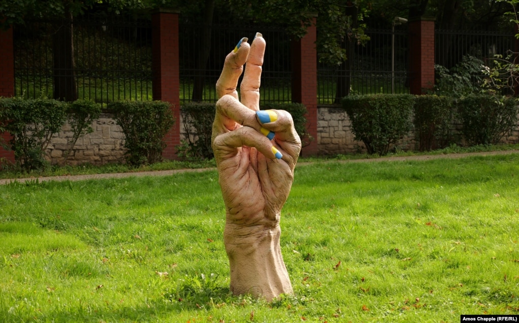 Skulpturë nga Jan Slovencik në parkun pranë Ambasadës Ruse në Pragë, Republika Çeke. Tetor 2025.